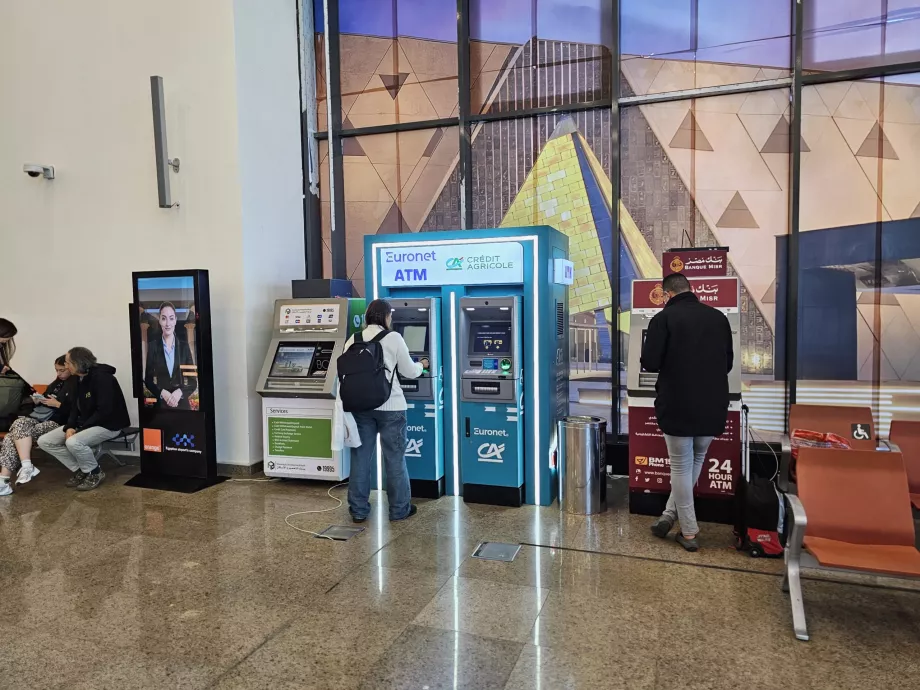 Pasaport kontrolünden önce ATM'ler