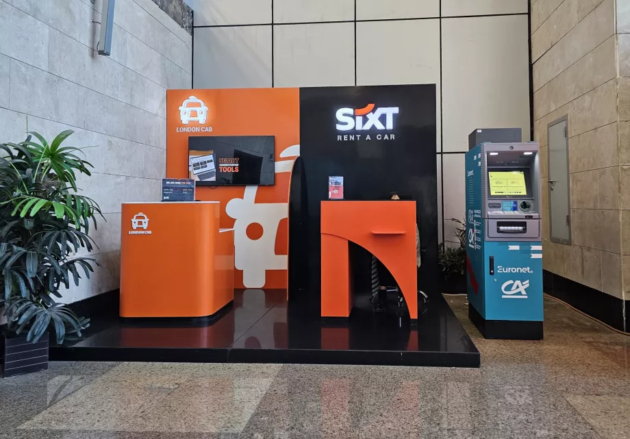 Gelen yolcu salonunda araç kiralama kontuarı