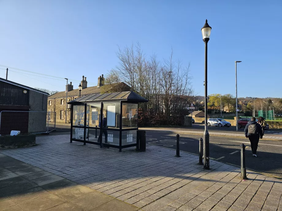 Hexham tren istasyonunun dışındaki AD122 otobüs durağı