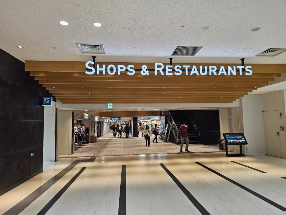 Halka açık alanda mağazalar ve restoranlar