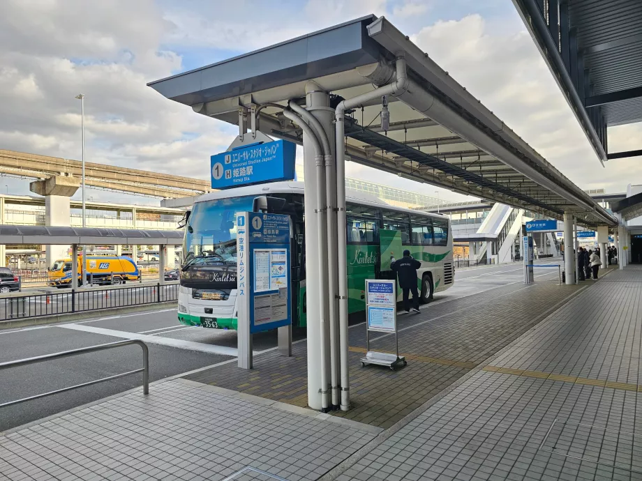 Terminal önündeki otobüs