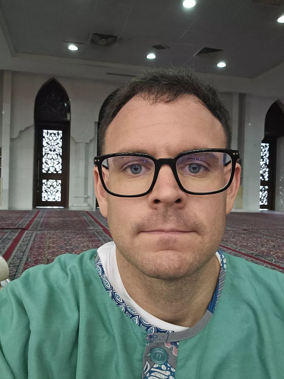 Federal Bölge Camii, ödünç cübbe