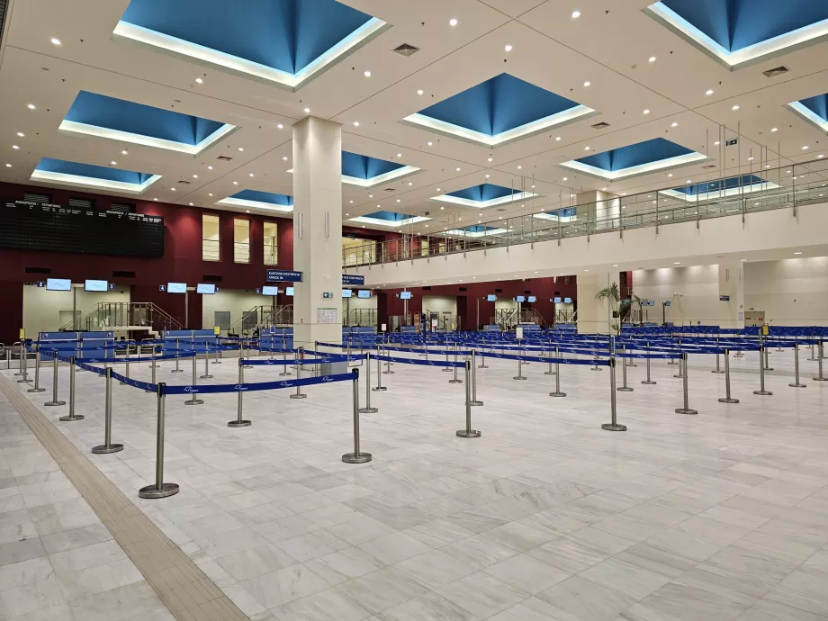 Hani Havalimanı'ndaki kalkış salonu ve check-in kontuarları