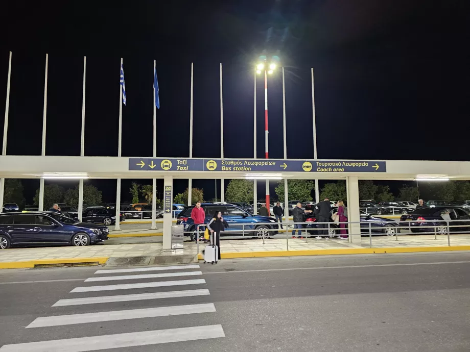 Taksilere ve otobüslere yönlendiren işaret