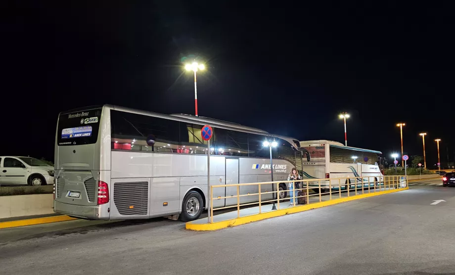Şehir merkezine ve Hanya Havalimanı'na giden otobüsler