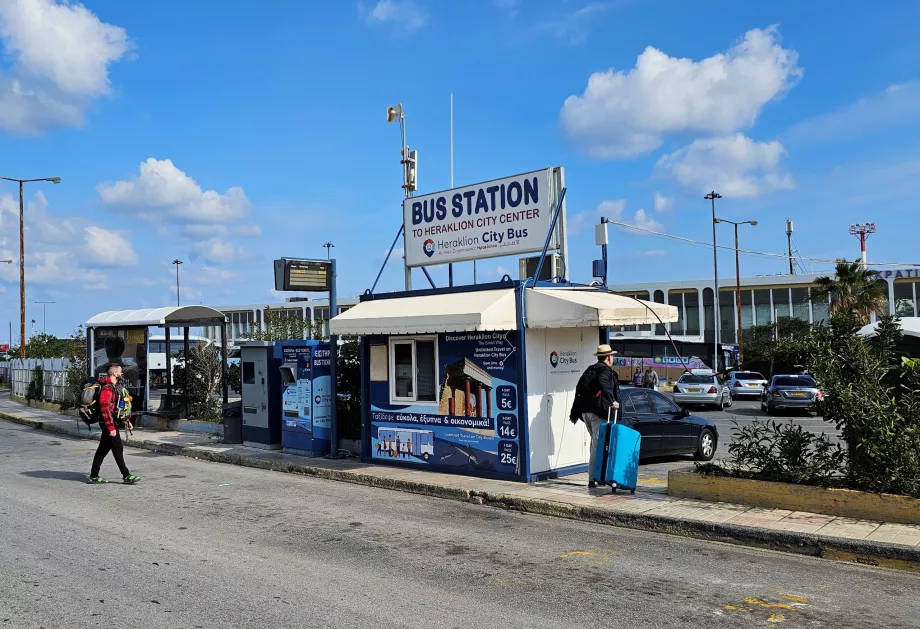 Şehir merkezi ve Heraklion Havalimanı'na giden otobüslerin durağı