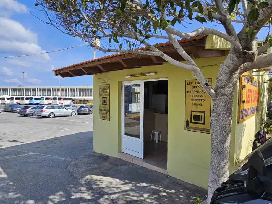 Heraklion Havalimanı otobüs durağında bagaj emanet hizmeti