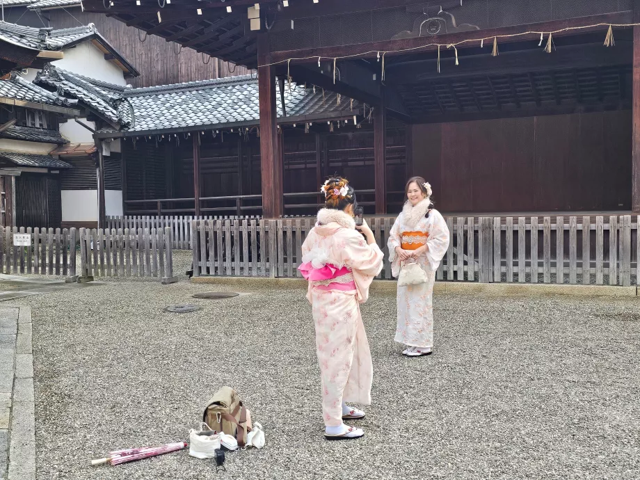 Geyşa kostümleriyle yürüyüş