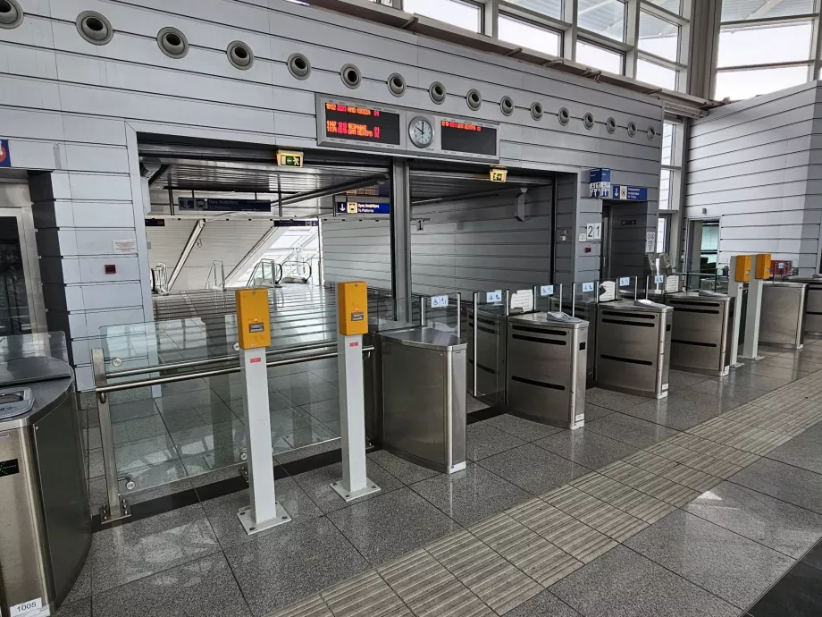 Metro girişindeki turnikeler (okuyucuya ekle, sarı işaret kullanılmamıştır)