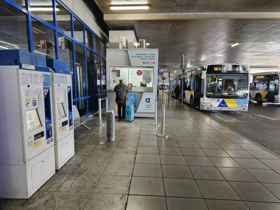 Otobüs durağındaki otomatlar ve bilet gişesi, Atina Havalimanı