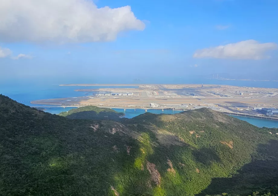 HKG Havaalanına giden teleferikten görünüm