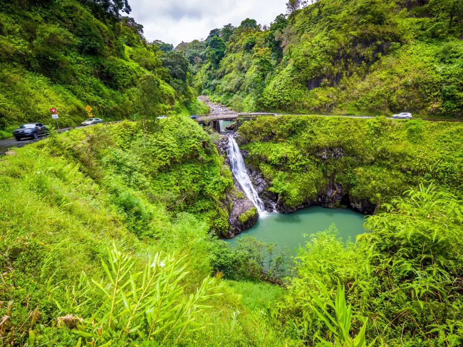 Hana Hwy üzerinde şelale