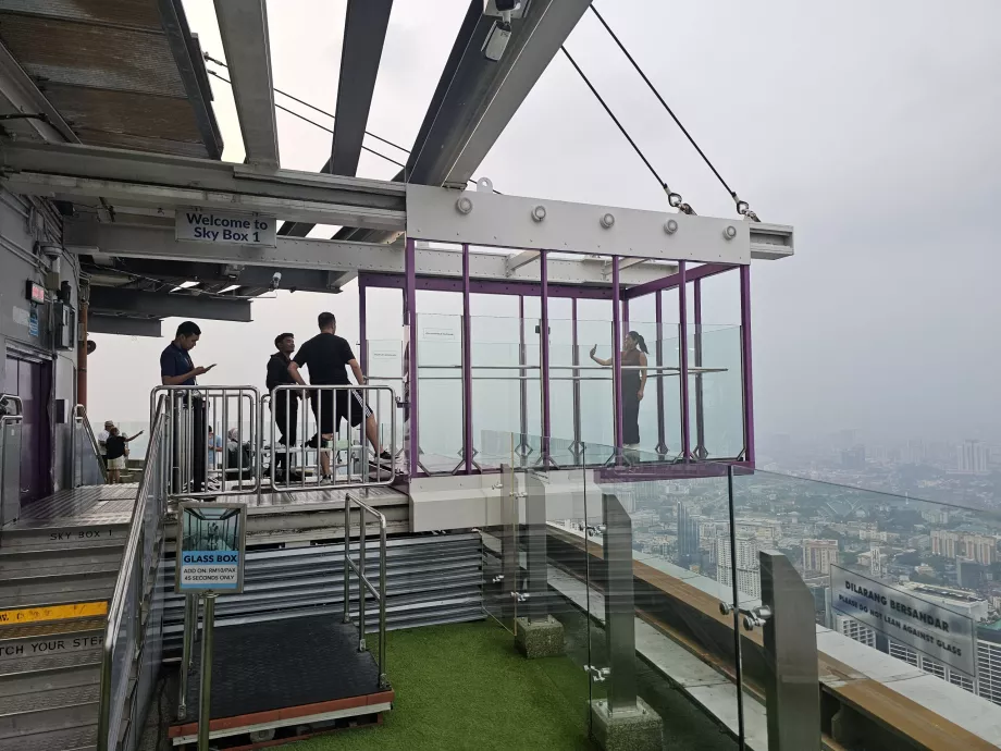 Cam Kutu Menara