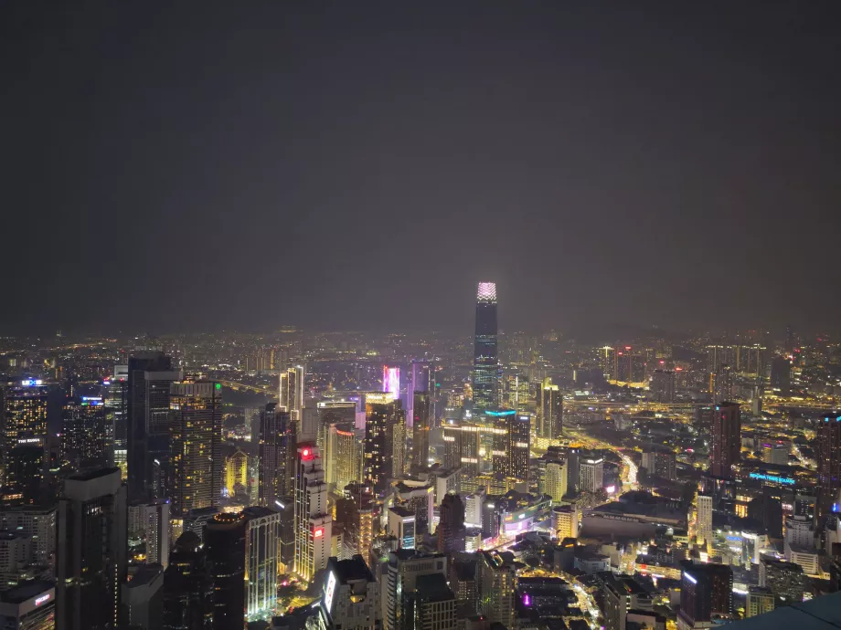 Menara Kulesi'nden gece Kuala Lumpur