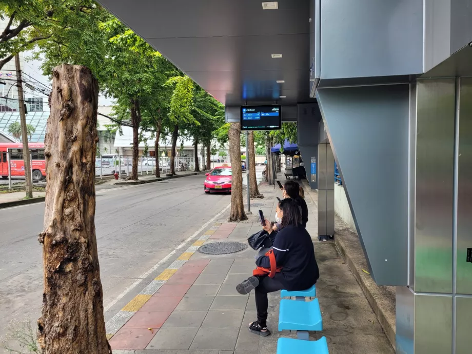 Modern otobüs durağı