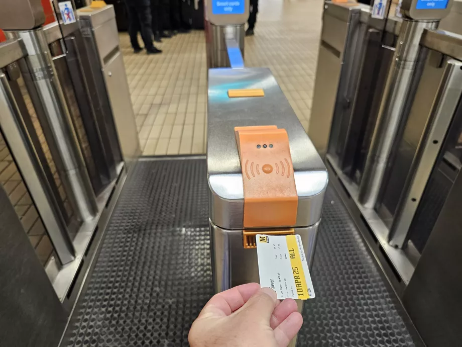 Metroda bilet turnikesi