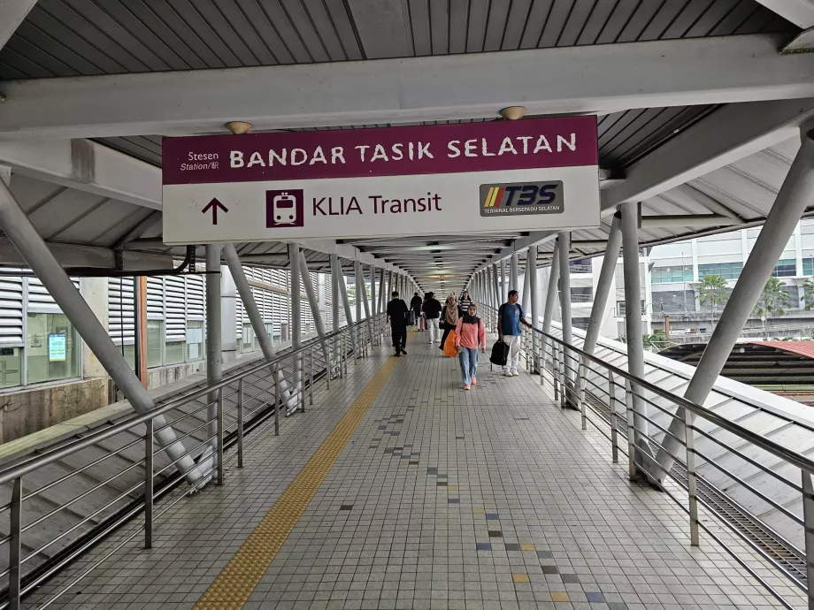 Metrodan otobüs terminaline uzanan yaya koridoru