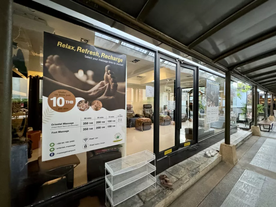 Departures yakınındaki masaj salonu