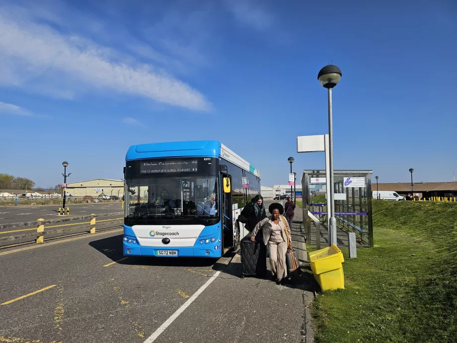 Terminalin önündeki otobüs durağı (Inverness ve Nairn yönü)