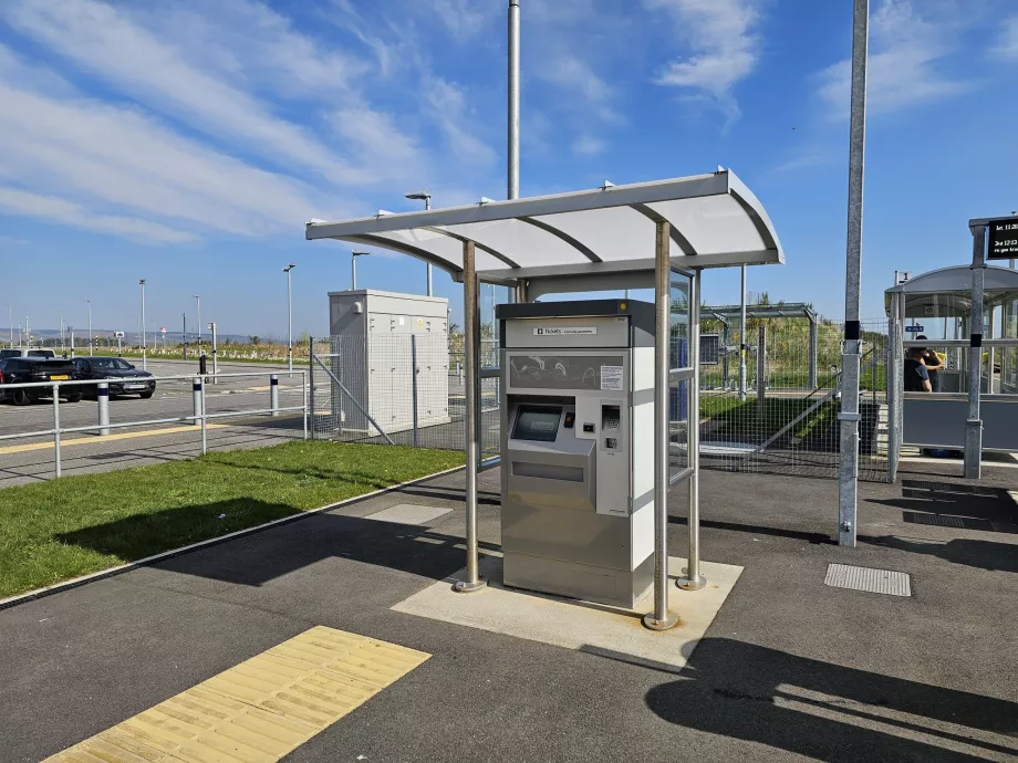 Tren platformundaki bilet otomatı