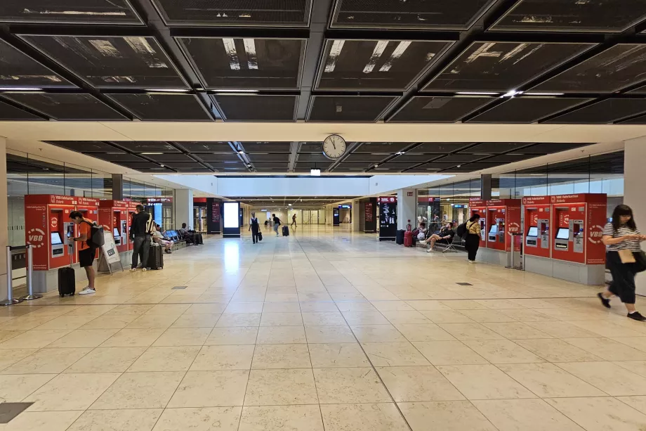 Platforma girmeden önce tren biletleri