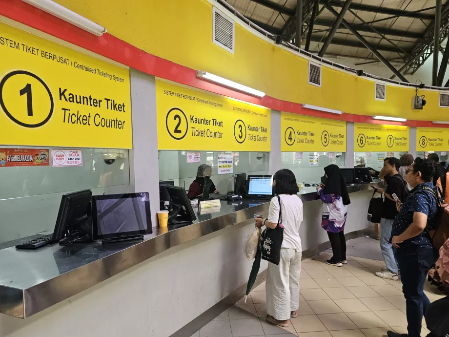 Otobüs terminalindeki bilet gişeleri