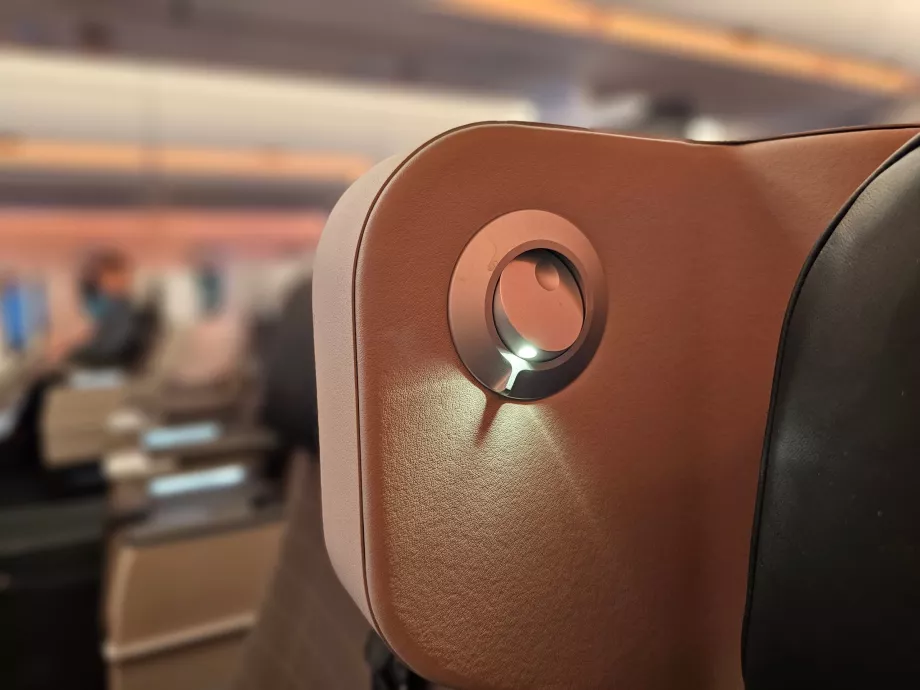 Koltuğun yanında okuma lambası