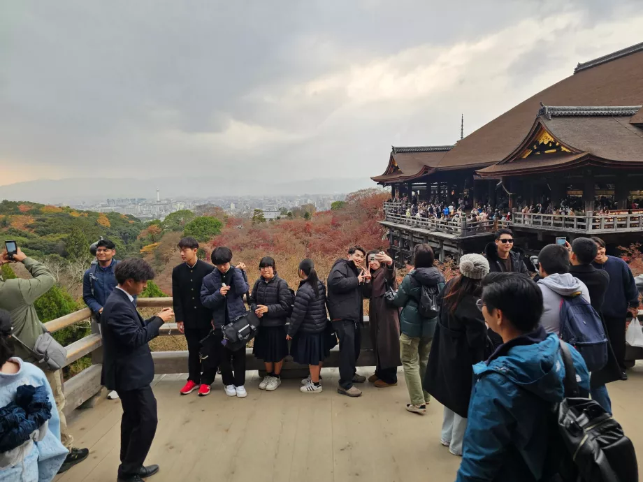 Kiyomizu-dera, insan kalabalığıyla dolu bir beklenti