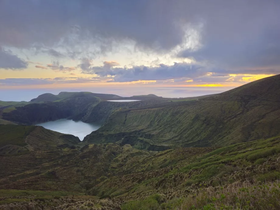 Miradouro Lagoas Funda e Rasa gün batımında