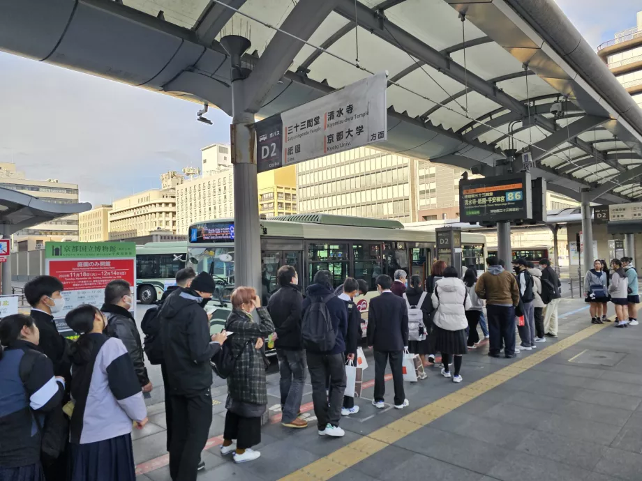 Şehir içi otobüs kuyruğu