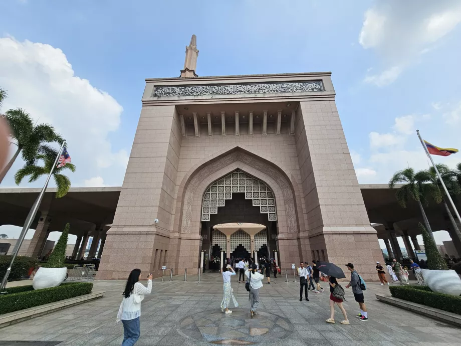 Putra Camii'ne giriş