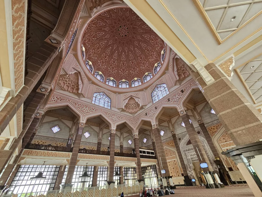 Putra Camii'nin iç kısmı