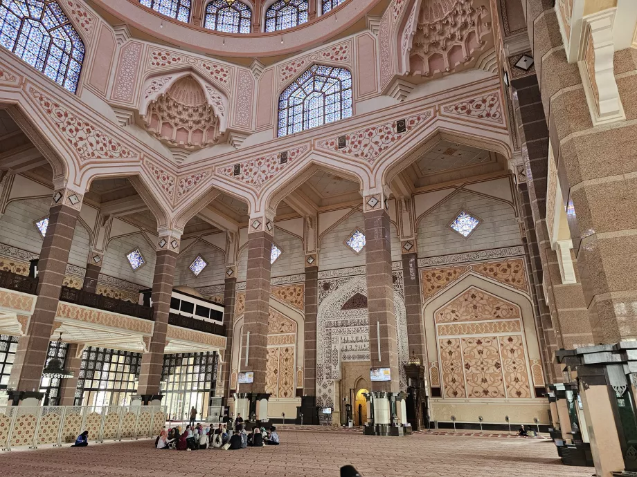 Putra Camii'nin iç kısmı