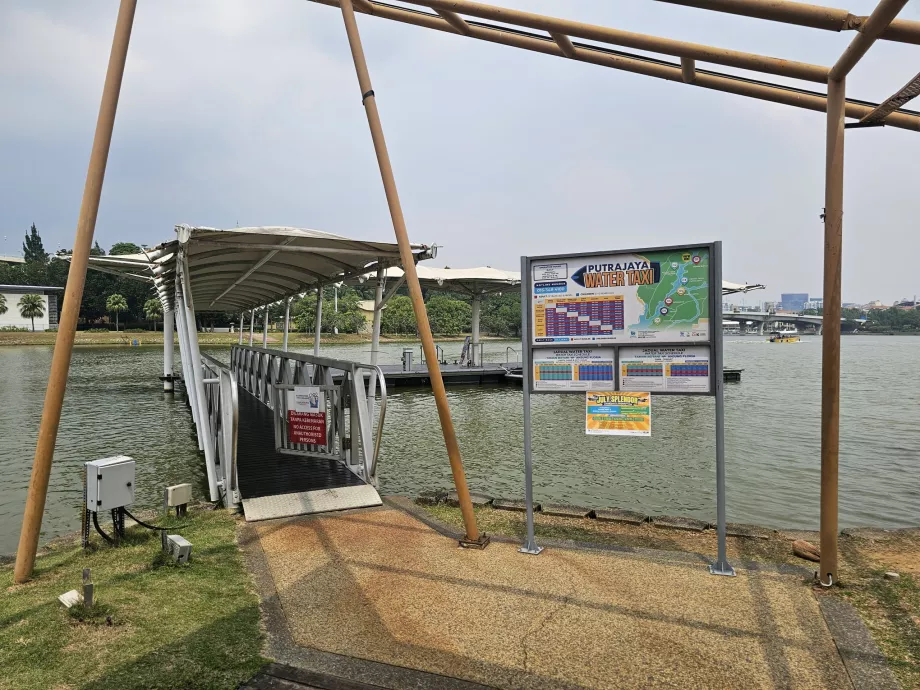 Botanik bahçesindeki su taksisi iskelesi
