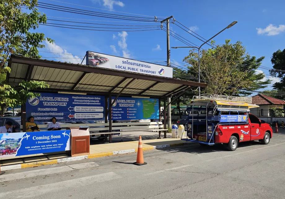 Toplu taşıma araçları, gelen yolcu terminalinin dışındaki songthawe durağı