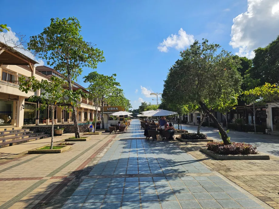 Kalkış ve varış salonu arasındaki alışveriş caddesi, halka açık kısım