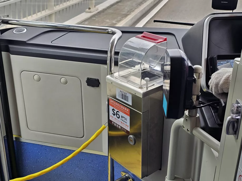 Macau Pass'ta kasiyer ve okuyucu