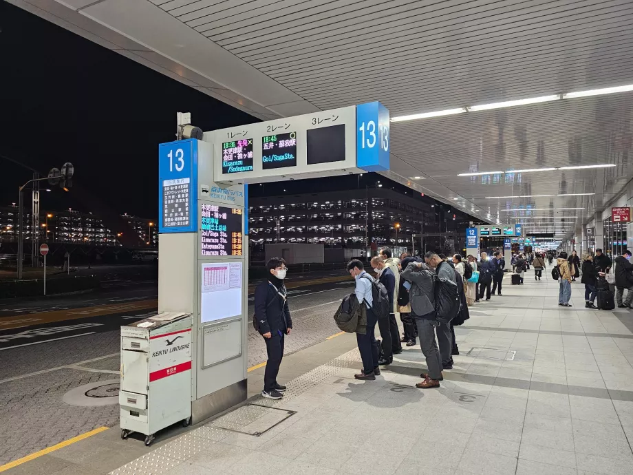 Terminal 1'in önündeki otobüs durakları