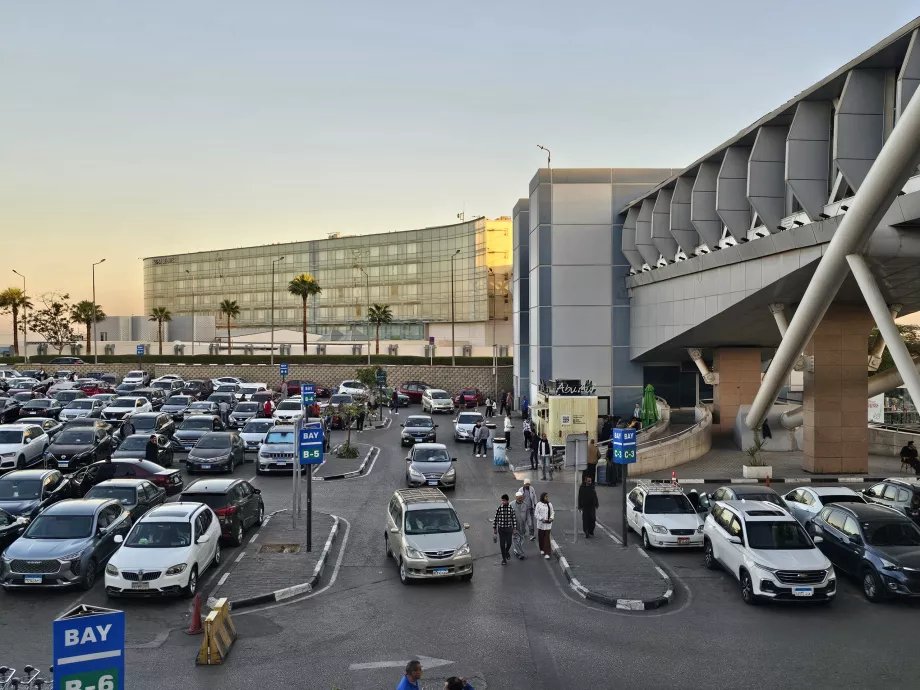 Terminal 3'ün altındaki otopark (Uber standı)