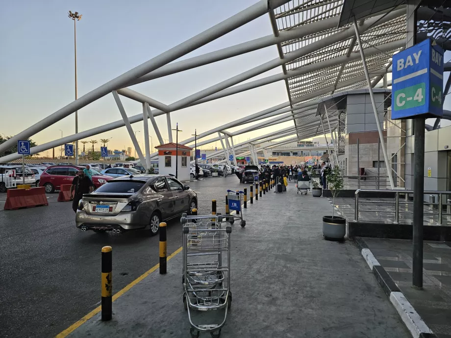 Terminal 2 ve 3'ün önündeki Uber Toplama noktası