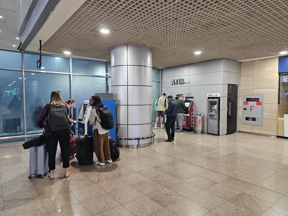 Terminal 3, Gelen Yolcular bölümünün ortak alanındaki ATM'ler