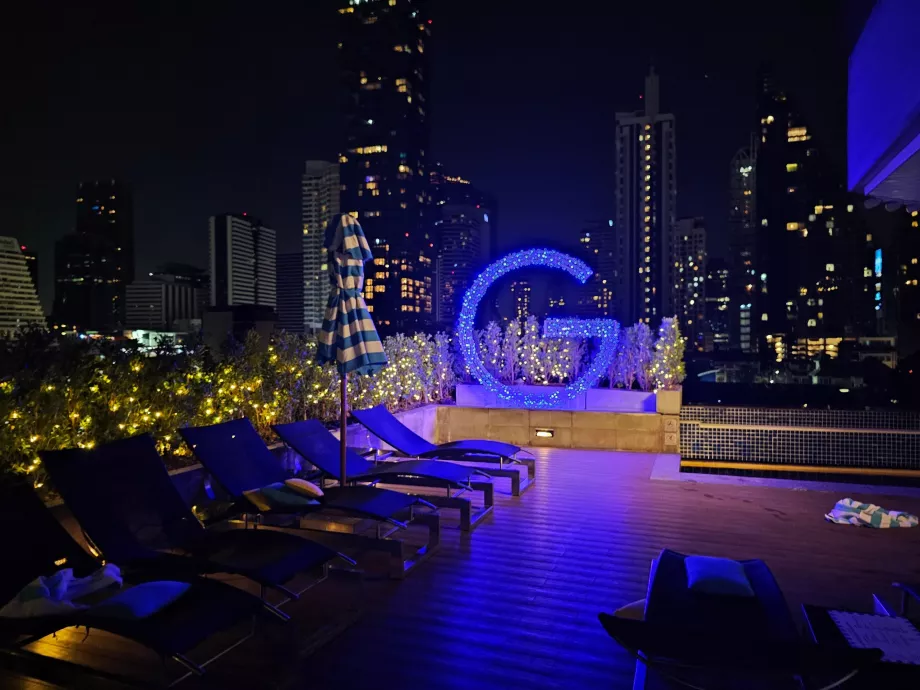 Karanlıkta havuz başı terası