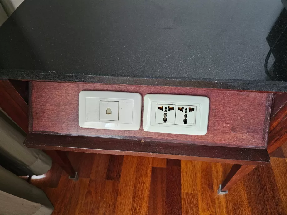 Masadaki çekmeceler