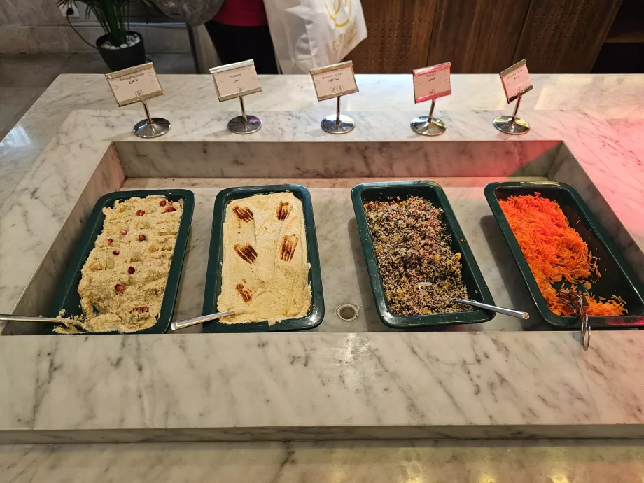 Sürülebilir yiyecekler ve salatalar