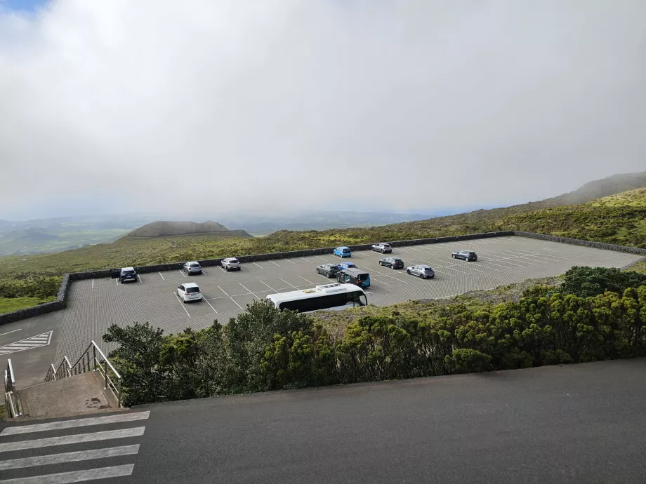 Dağ kulübesinin altındaki otopark