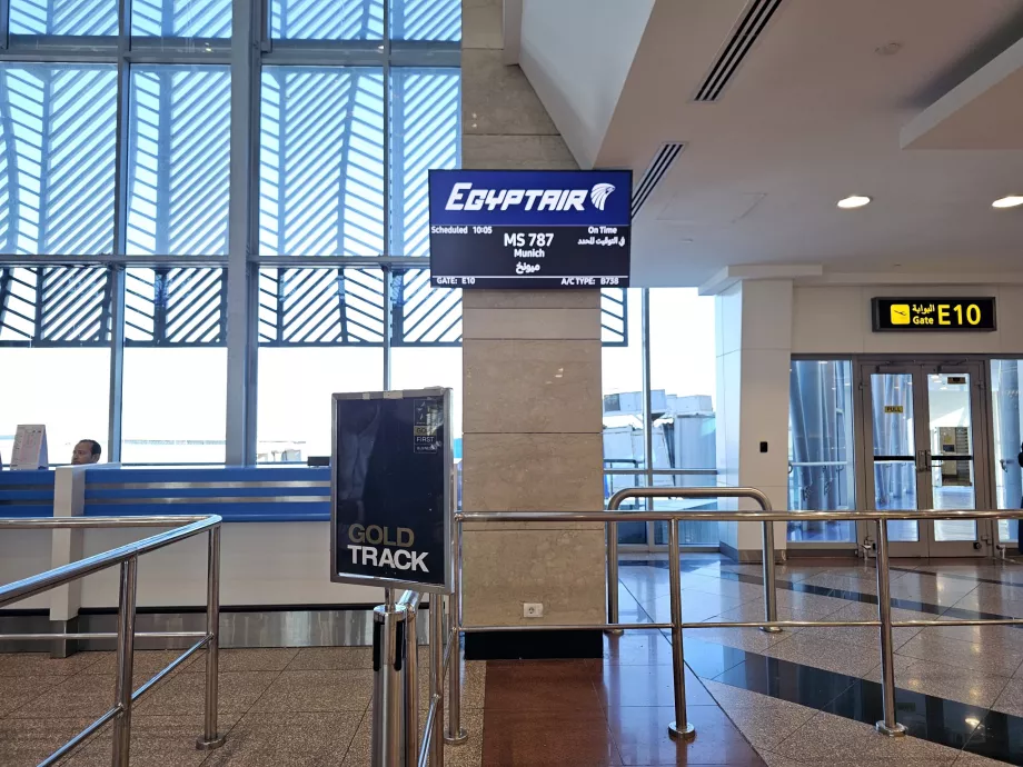 Münih'e giden uçağa biniş