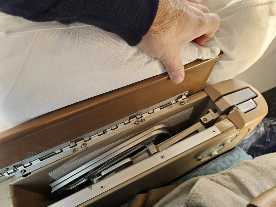 Kolçak içinde yemek masası