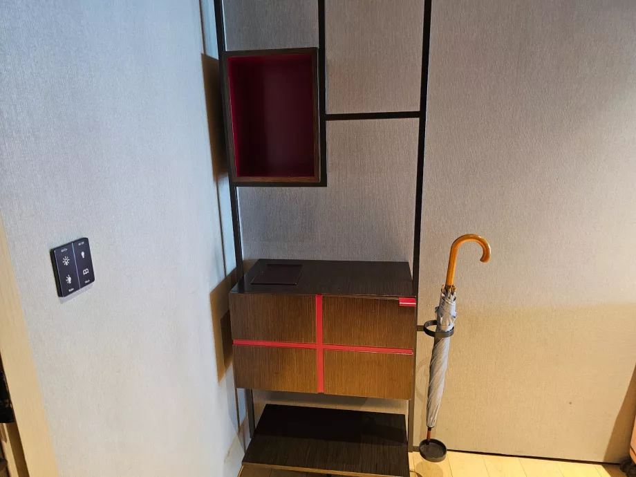 Saklama bölmeleri ve şemsiye