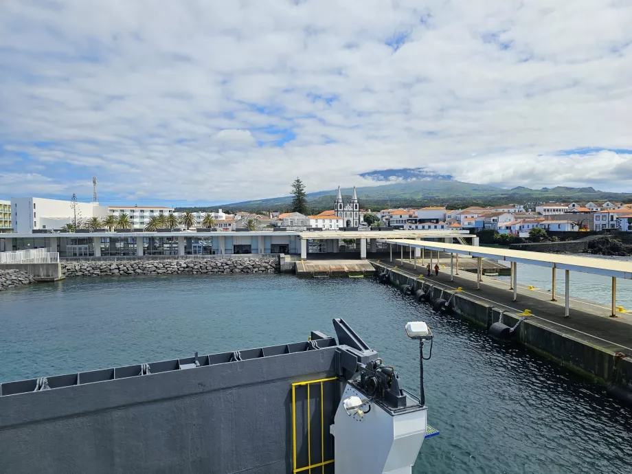 Madalena Limanı, Faial Adası'ndan varış