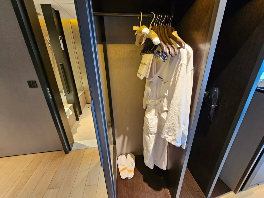 Bornoz, terlik ve saç kurutma makinesi